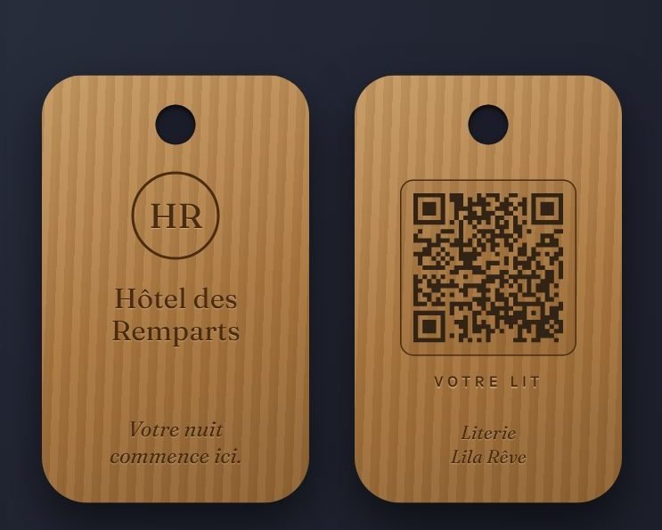 Porte-clé en bois gravé au nom de l'hôtel, QR code au verso